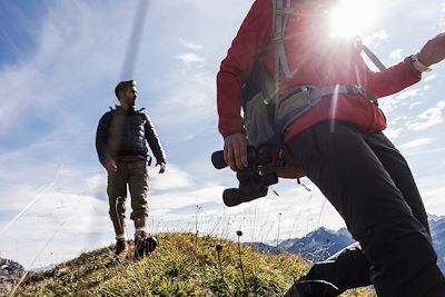 Deux randonneurs en montagne 