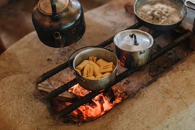 Gastronomie bélizienne - Cuisson des bananes plantains sur le feu - Belize