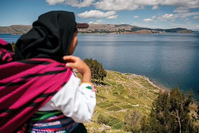 Péruvienne devant le lac Titicaca, au Pérou