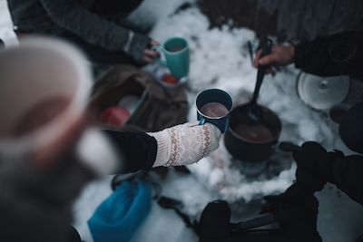 Partage d'un chocolat chaud en hiver