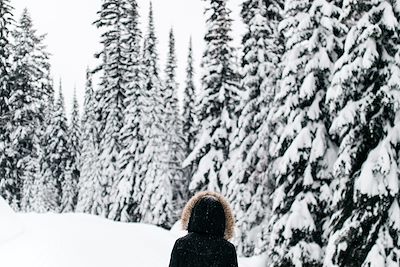 Femme en randonnée raquette solo - Canada