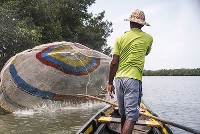 Un pêcheur jette son filet de pêche - La Boquilla -  Colombie