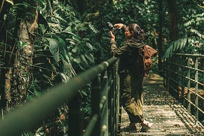 Femme en train de prendre des photos au Costa Rica