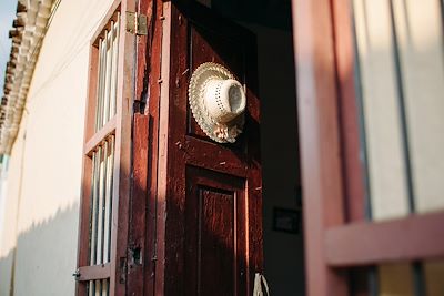 Chapeau sur une porte chez l'habitant à Cuba