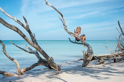 Petit garçon jouant sur une plage à Cuba