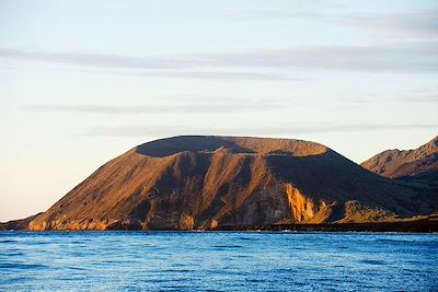 Cratère de volcan sur l'archipel des Galapagos 