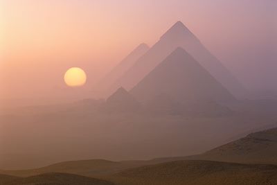 Pyramides au lever du soleil 