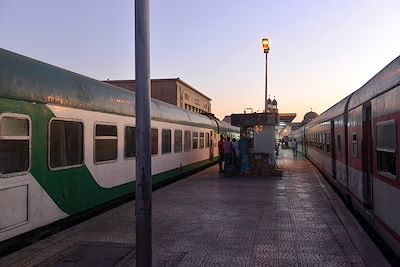 Train de nuit à son arrivée en gare de Louxor - Egypte