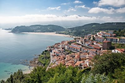Vues de Lastres avec le mont Sueve en arrière-plan - Commune de Colunga - Espagne