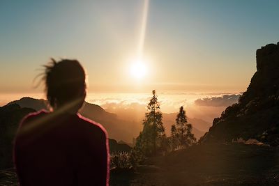 Femme regardant le coucher de soleil sur Roque Nublo - Gran Canaria - Iles Canaries - Espagne