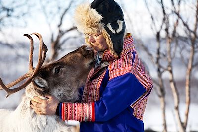 Homme en habit traditionnel sami et son renne - Laponie - Finlande