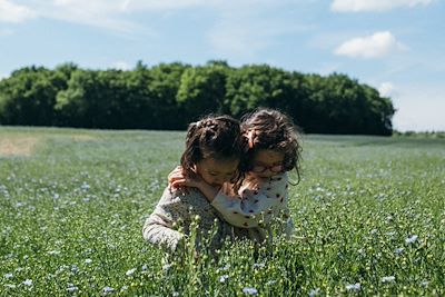 Enfants dans un champ en fleurs au printemps