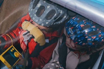 Enfants dans une remorque à vélo 