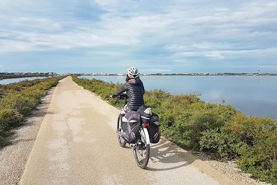 Vélo à travers les étangs - Hérault - Occitanie - France