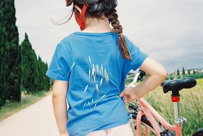 Enfant avec un vélo près d'un champ