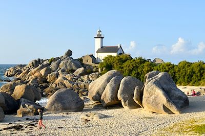 Pique-nique sur la plage de Brignogan-Plages avec en arrière plan le phare de Portusval - Finistère - Bretagne - France