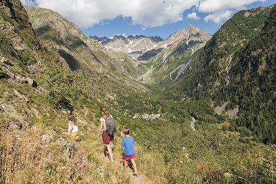 Randonnée en famille dans le Parc National des Écrins - France