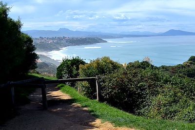Randonneur sur le sentier du littoral à Bidart - Pays Basque
