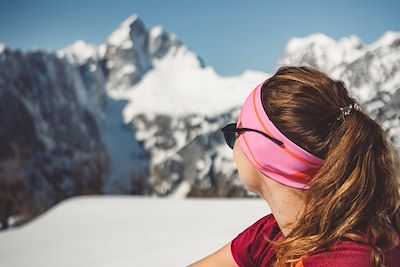 Femme observant des montagnes