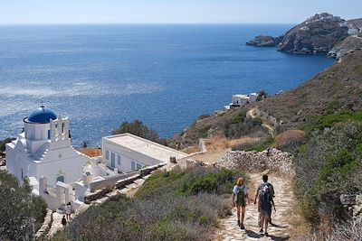 Randonneurs sur le chemin du monastère de Panagia Poulati - Kastro - Ile de Sifnos - Cyclades- Grèce