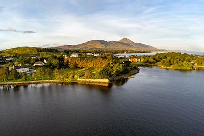 Vue aérienne de la montagne de Croagh Patrick et de la baie de Westport au lever du soleil - Irlande