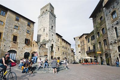  Sur la piazza della Cisterna - San Gimignano - Toscane - Italie
