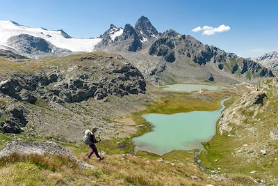 Randonneuse - Lac inférieur du Ruitor avec derrière le Grand Assaly - Vallée d'Aoste - Italie