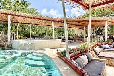 Espace détente avec piscine - votre hébergement au Kenya 