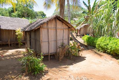Cabane en bois tropical village de Madagascar