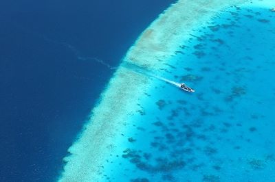 Entrée d'un bateau dans le lagon - Maldives 