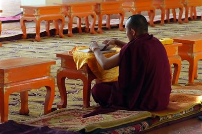 Moine dans un monastère - Oulan-Bator - Mongolie