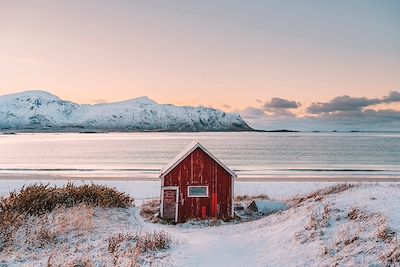 Cabane isolée dans un fjord en hiver - îles Lofoten - Norvège