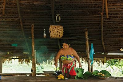 Femme Embera cuisinant des beignets de banane - Parc national du Darien - Panama