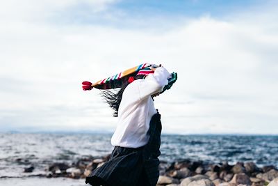 Peruvienne devant le lac Titicaca - Pérou