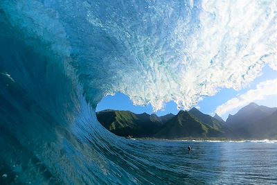 vague à Teahupoo, tahiti 