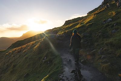 Femme dans les montagnes au coucher du soleil - île de Skye - Ecosse