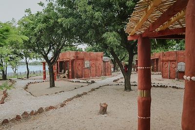 Village aux maisons en terre et toits de paille au Sénégal