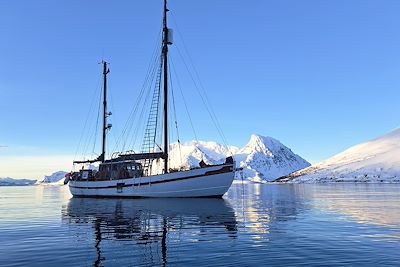 En kayak sur les rives de l'océan glacial arctique