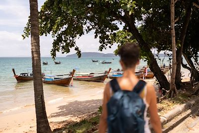 Femme de dos sur une plage - Thailande