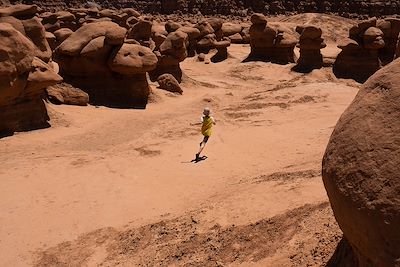 Enfant dans le désert, Utah, États-Unis