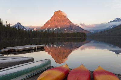 Canoës rangés au bord d'un lac au coucher du soleil - Parc national de Glacier - Montana - Etats-Unis