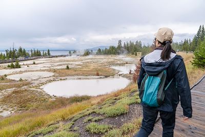 Randonneuse regardant les bassins de geysers - Parc national de Yellowstone - Wyoming - Etats-Unis