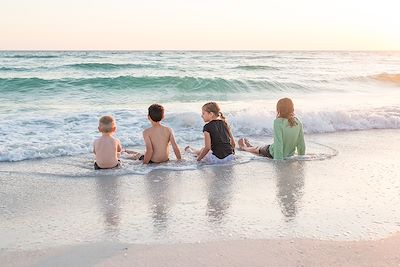 Groupe d'enfants sur une plage 