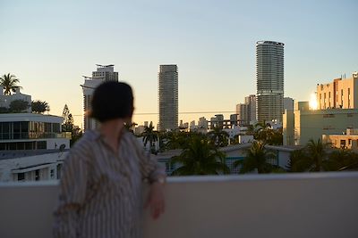 Rooftop donnant sur un coucher de soleil à Miami - Floride - Etats-Unis 