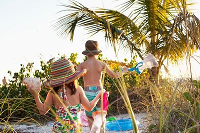 Enfants jouant sur une plage de Sanibel - Floride - Etats-Unis