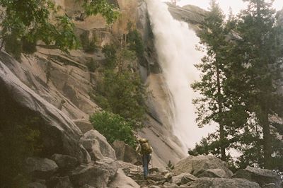 Randonneur dans le parc national de Yosemite - États Unis 