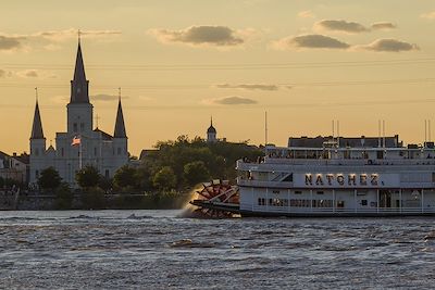   départ du bateau Natchez à l'Aube , Etats-Unis, Louisiane, Nouvelle-Orléans,