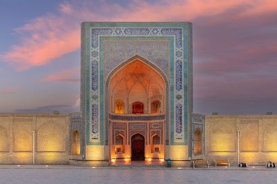Mosquée Kalon illuminée au coucher du soleil