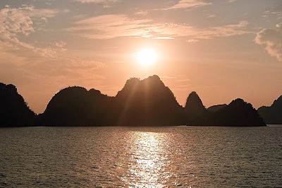 Coucher de soleil sur la Baie d'Halong - Vietnam
