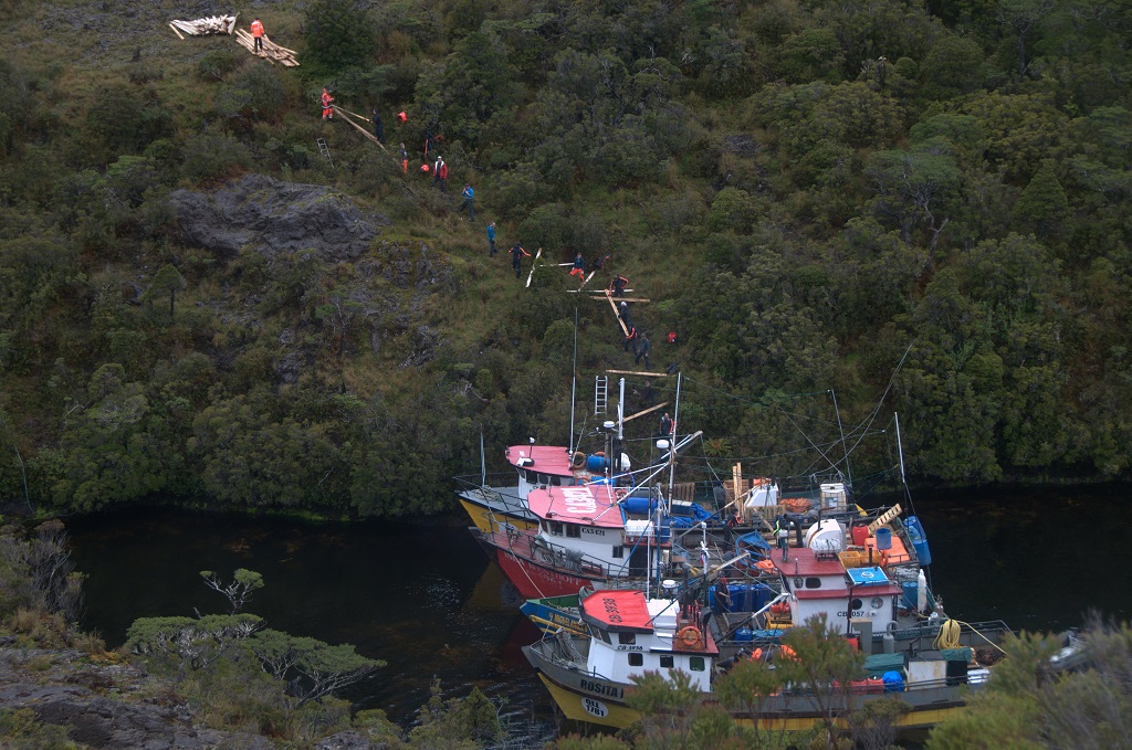Camp de base : les bateaux à l'abri dans la caleta. Une chaîne humaine permet de décharger les bateaux vers le futur camp de base - ©Bernard Tourte Camp de base : les bateaux à l'abri dans la caleta. Une chaîne humaine permet de décharger les bateaux vers le futur camp de base.